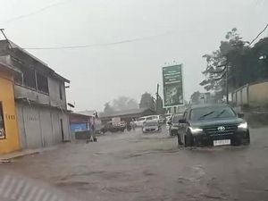 Jalan Medan-Berastagi Banjir Akibat Hujan Deras, Banyak Kendaraan Mogok