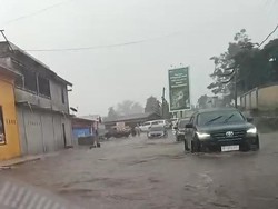 Jalan Medan-Berastagi Banjir Akibat Hujan Deras, Banyak Kendaraan Mogok