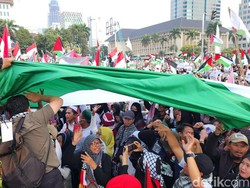 Massa Aksi Bentangkan Bendera Palestina Raksasa di Monas