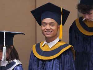 Full Senyum Betrand Peto, Wisuda SMA Didampingi Sarwendah dan Ruben Onsu Full Senyum Betrand Peto, Wisuda SMA Didampingi Sarwendah dan Ruben Onsu