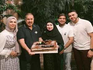 Fadil Jaidi dan Keluarga Naik Haji, Ini Momen Saat Berikan Kue Ulang Tahun Fadil Jaidi dan Keluarga Naik Haji, Ini Momen Saat Berikan Kue Ulang Tahun