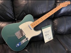 3 Gitar Fender Telecaster Eross Candra Laku Rp 335 Juta buat Bantu Gaza