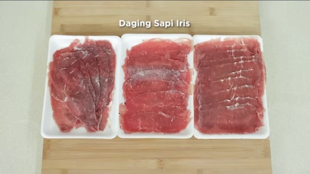 Daging sapi iris untuk membuat keripik daging.