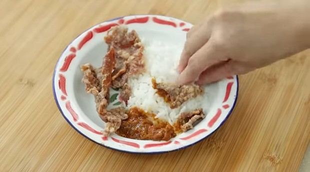 Keripik daging juga nikmat dimakan dengan nasi selain untuk cemilan.