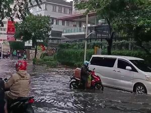 Jalan Sempat Tergenang Air, Lalin di Kemang Jaksel Macet