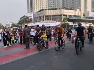 Jokowi Bareng Iriana dan Jan Ethes Bersepeda di CFD Bundaran HI Jokowi Bareng Iriana dan Jan Ethes Bersepeda di CFD Bundaran HI
