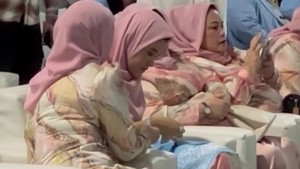 Kahiyang Jahit Songket Bobby di Acara Gelar Melayu Serumpun