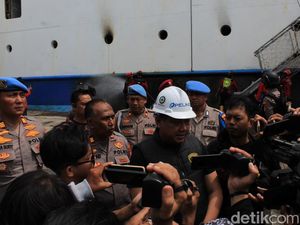 Hindari Kegaduhan, 100 Polisi Disiagakan di Sekitar KM Umsini yang Terbakar Hindari Kegaduhan, 100 Polisi Disiagakan di Sekitar KM Umsini yang Terbakar