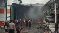 Potret Kebakaran Gudang Pipa dan LPG di Denpasar, Asap Pekat Mengepul
