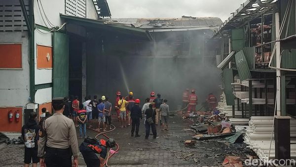 Potret Kebakaran Gudang Pipa dan LPG di Denpasar, Asap Pekat Mengepul
