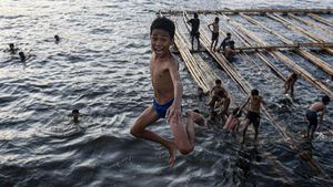 Keceriaan Anak-anak Cilincing Mandi di Laut