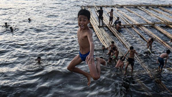 Keceriaan Anak-anak Cilincing Mandi di Laut