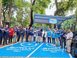 Tekan Emisi Karbon, Siti Nurbaya Resmikan SPKLU di Kantor KLHK