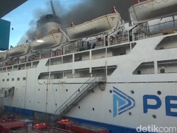 KM Umsini Kebakaran di Pelabuhan Makassar, Penumpang Panik