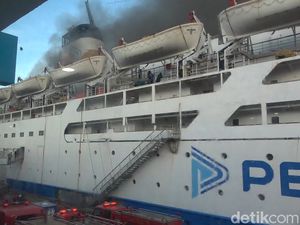 Detik-detik KM Umsini Terbakar, Listrik Padam-Penumpang Berhamburan Detik-detik KM Umsini Terbakar, Listrik Padam-Penumpang Berhamburan