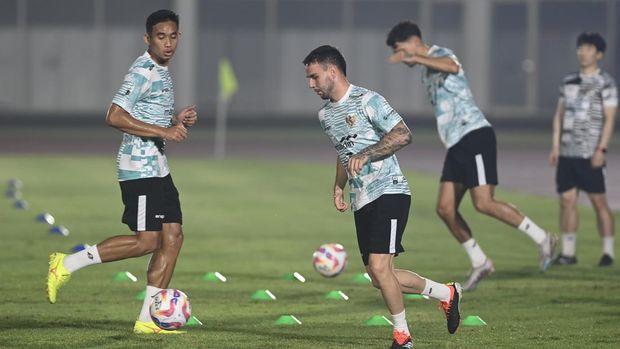 Pesepak bola Timnas Indonesia Calvin Verdonk (kedua kiri) bersama Rizky Ridho (kiri) berlatih jelang pertandingan Kualifikasi Piala Dunia 2026 di Stadion Madya, Senayan, Jakarta, Minggu (9/6/2024). Timnas Indonesia akan melawan Filipina pada pertandingan ke-6 Grup F Kualifikasi Piala Dunia 2026, Selasa 11 Juni 2024 di Stadion Utama Gelora Bung Karno (SUGBK). ANTARA FOTO/M Risyal Hidayat/Spt.