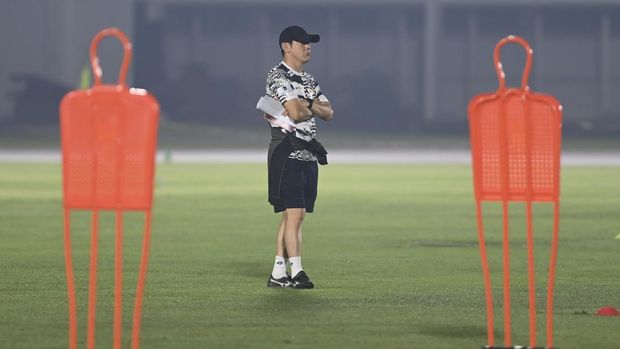 Pelatih Timnas Indonesia Shin Tae-yong menyaksikan anak didiknya berlatih jelang pertandingan Kualifikasi Piala Dunia 2026 di Stadion Madya, Senayan, Jakarta, Minggu (9/6/2024). Timnas Indonesia akan melawan Filipina pada pertandingan ke-6 Grup F Kualifikasi Piala Dunia 2026, Selasa 11 Juni 2024 di Stadion Utama Gelora Bung Karno (SUGBK). ANTARA FOTO/M Risyal Hidayat/Spt.