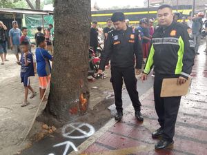 Pemotor Tewas Tabrak Pohon di Jalan Mayjend Sungkono Kota Malang Pemotor Tewas Tabrak Pohon di Jalan Mayjend Sungkono Kota Malang