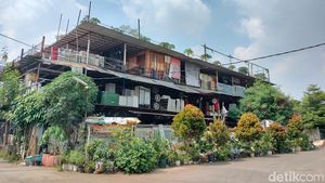 Melihat dari Dekat Mall Rongsok, Pusat Berburu Furniture Bekas di Depok