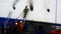 Melihat Perjuangan Damkar Padamkan Kebakaran KM Umsini