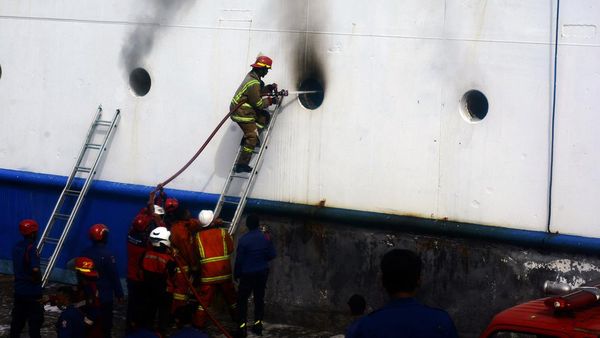 Melihat Perjuangan Damkar Padamkan Kebakaran KM Umsini
