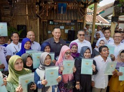 Ngariung Bareng Warga Bandung, AHY Serahkan Sertifikat Tanah