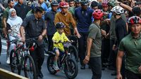 Momen Jokowi Ajak Iriana dan Jan Ethes Gowes di CFD Bundaran HI