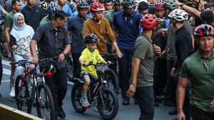 Momen Jokowi Ajak Iriana dan Jan Ethes Gowes di CFD Bundaran HI