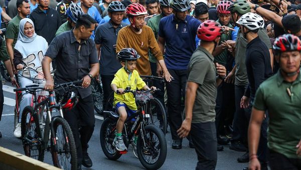 Momen Jokowi Ajak Iriana dan Jan Ethes Gowes di CFD Bundaran HI