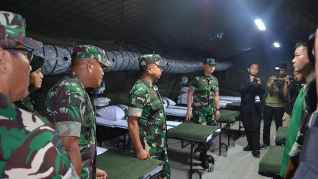 Panglima TNI Jenderal Agus Subiyanto meninjau kesiapan Rumah Sakit Lapangan (Rumkitlap) yang digelar di Yonkes 1/1 Kostrad, Bogor