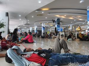 Kapal Kebakaran, Penumpang KM Umsini Belum Dapat Makan-Minum di Ruang Tunggu Kapal Kebakaran, Penumpang KM Umsini Belum Dapat Makan-Minum di Ruang Tunggu