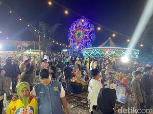 Gemerlap Pasar Malam di Ujung Bandung Gemerlap Pasar Malam di Ujung Bandung