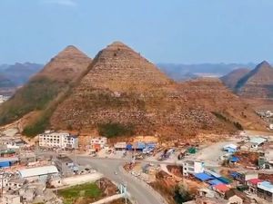 Perbukitan Mirip Piramida di China Dianggap Bikinan Alien Perbukitan Mirip Piramida di China Dianggap Bikinan Alien