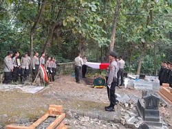 Polisi yang Dibakar Istri Akhirnya Tewas, Dimakamkan di Jombang