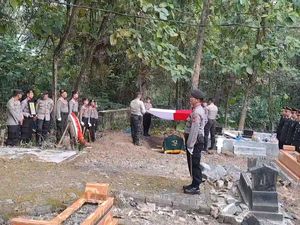 Polisi yang Dibakar Istri Akhirnya Tewas, Dimakamkan di Jombang Polisi yang Dibakar Istri Akhirnya Tewas, Dimakamkan di Jombang