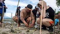 Penanaman Mangrove untuk Antisipasi Abrasi di Pulau Pangalasiang