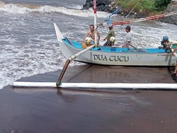 Perahu Nelayan Banyuwangi Ditemukan Terdampar Tanpa Awak dengan Mesin Nyala