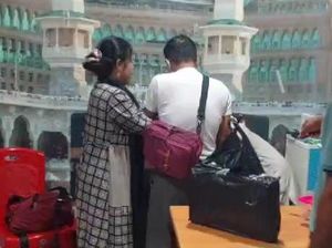 Momen 8 Warga Sulbar Korban Dugaan Penipuan Haji Plus Geruduk Owner Travel Momen 8 Warga Sulbar Korban Dugaan Penipuan Haji Plus Geruduk Owner Travel