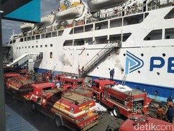 Pemadaman KM Umsini Terbakar Masih Berlangsung Pakai Kapal Pandu-Mobil Damkar