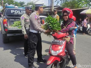 Polisi Sidoarjo Dikerubungi Emak-emak Saat Sosialisasi Tertib Lalu Lintas Polisi Sidoarjo Dikerubungi Emak-emak Saat Sosialisasi Tertib Lalu Lintas