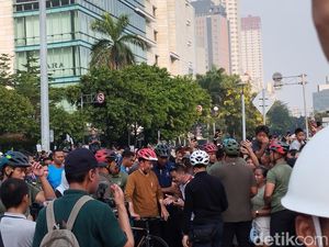 Senangnya Warga Bisa Foto Bareng Jokowi di CFD Bundaran HI