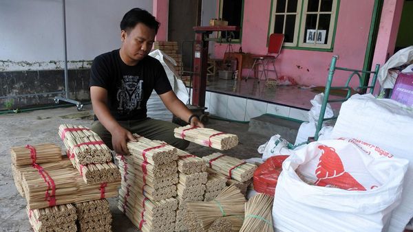 Produksi Tusuk Sate Meningkat Jelang Idul Adha