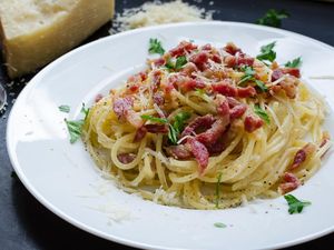 Resep Spaghetti Carbonara Klasik yang Gurih Mulur Untuk Makan Malam