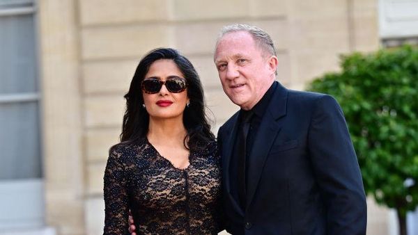 Foto: Salma Hayek di State Dinner Presiden AS dan Prancis, Seksi Bergaun Lace