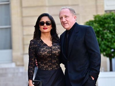 Foto: Salma Hayek di State Dinner Presiden AS dan Prancis, Seksi Bergaun Lace