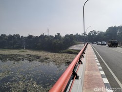 Pulau Sampah di Bawah Jembatan Batujajar yang Tak Kunjung Hilang