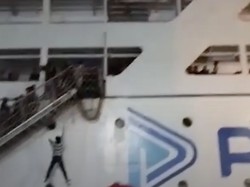 KM Umsini Terbakar di Pelabuhan, Penumpang Panik Lompat dari Kapal
