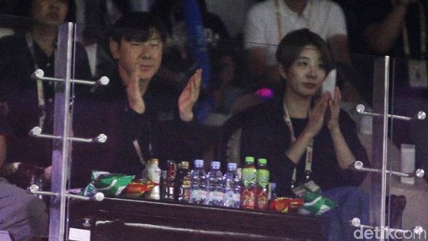 STY dan Istri Nonton Final Indonesia Open 2024