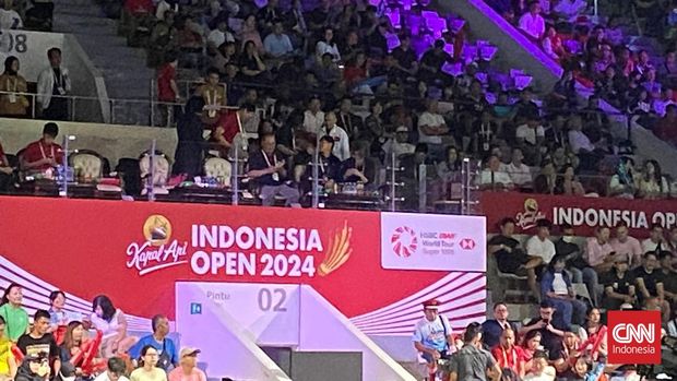 Shin Tae Yong menonton final Indonesia Open 2024 di Istora Gelora Bung Karno, Minggu (9/6) siang.