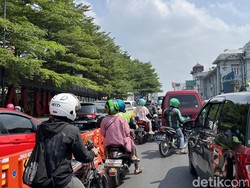 Macet dan Panas Terik Matahari Warnai Minggu di Kota Bandung